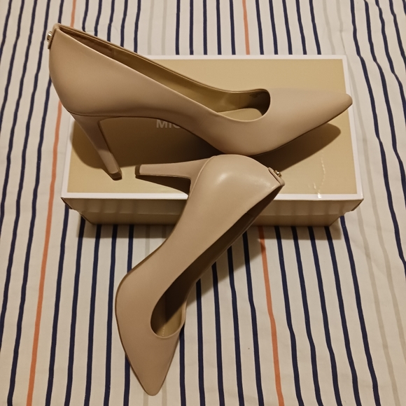 Michael Kors Dorothy Flex Pump Heel - Picture 7 of 11